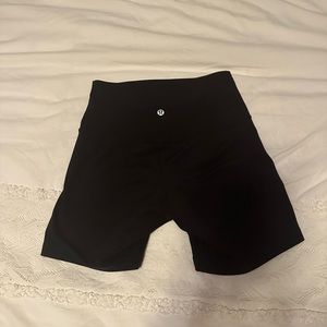 lululemon Align ™ High-Rise Short 6"
Black in Size 4